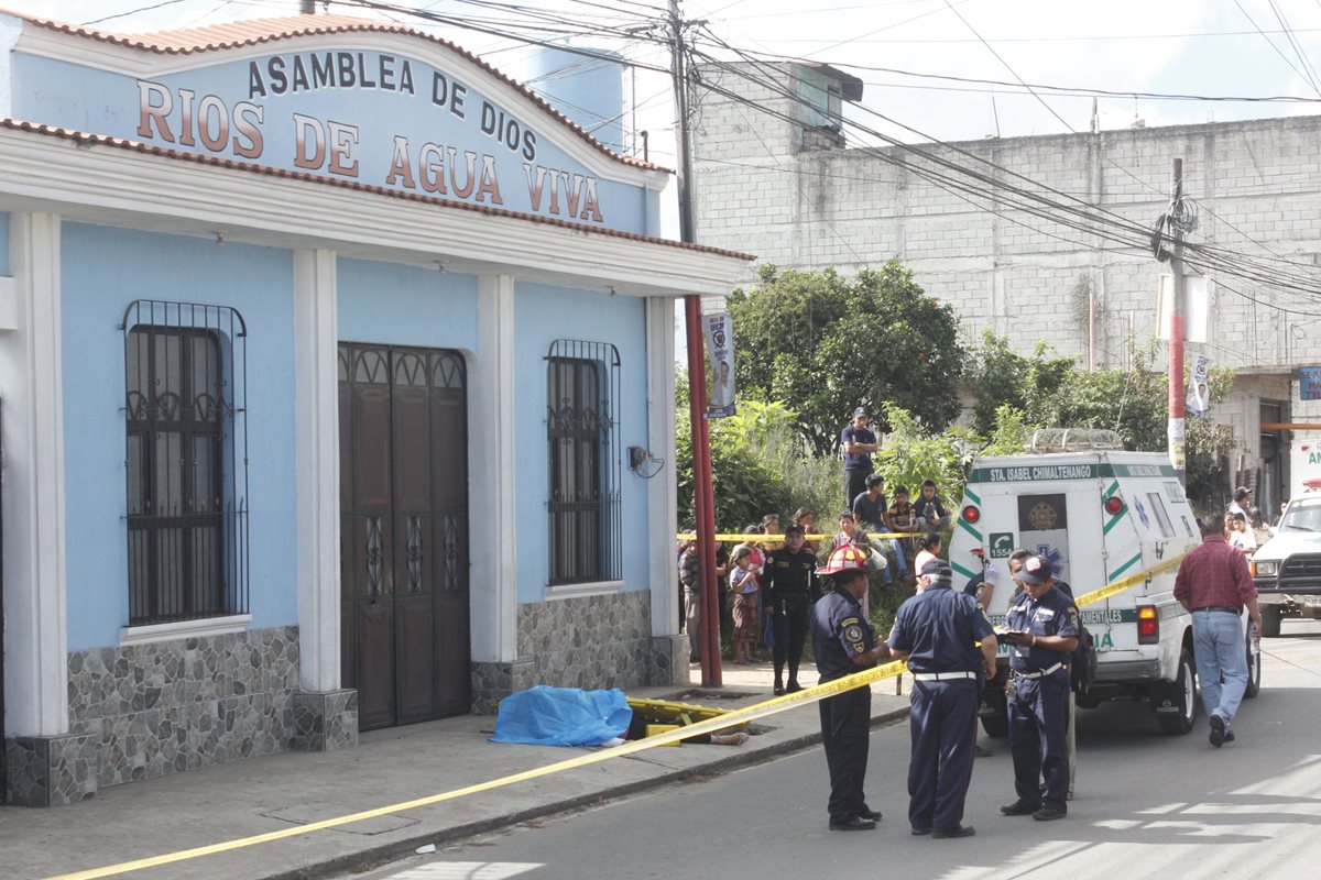 Agentes de la Policía Nacional Civil y socorristas municipales en el lugar del crimen contra Céfora Lorena Siliezar. (Foto Prensa Libre: Víctor Chamalé)