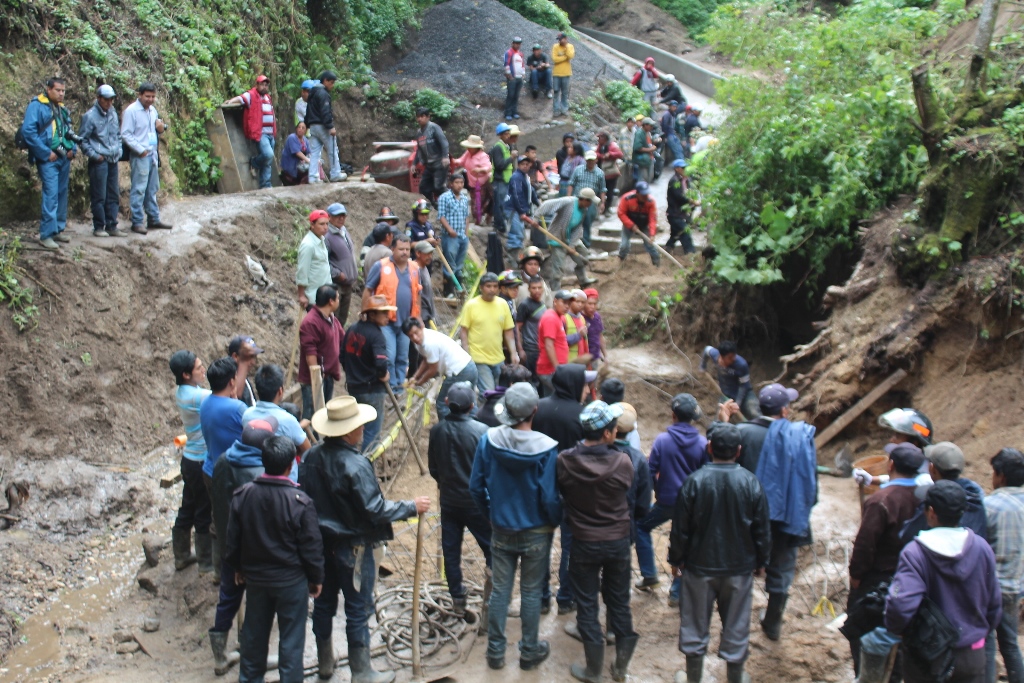 Socorristas y vecinos de Sololá rescatan cuerpo de albañil soterrado. (Foto Prensa Libre: Ángel Julajuj)