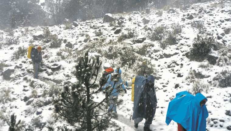 Portada de Prensa Libre del 22/12/201 Montañistas sube el volcán Tajumulco durante una Inusual nevada(Foto: Hemeroteca PL)