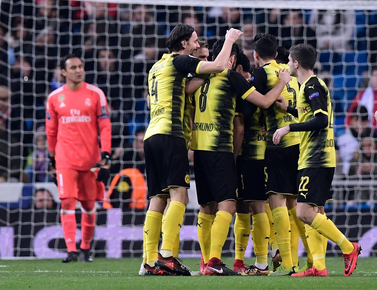 Los jugadores del Borussia Dortmund celebra el gol de empate 2-2 contra el Madrid. (Foto Prensa Libre: AFP).