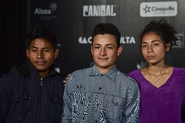 El actor mexicano Rodolfo Dominguez junto a los actores guatemaltecos Brandon López y Karen Martínez protagonizan La jaula de oro (Foto Prensa Libre: AFP)