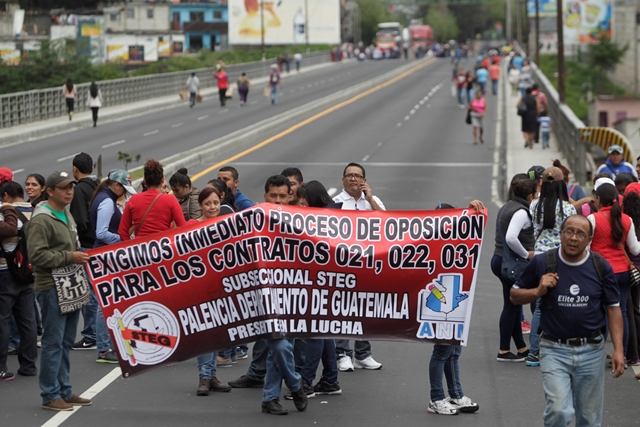 Maestros bloquean el transito vehicular en el puente Belice, paso que conecta las zonas 6 y 18 de la capital. (Foto Prensa Libre: Hemeroteca PL)