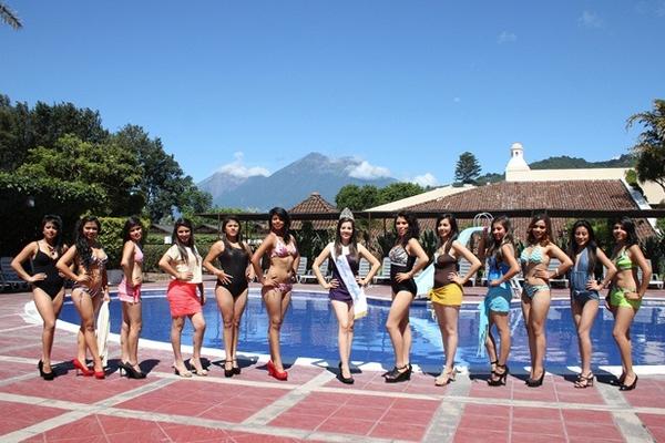 Doce de las trece candidatas el título Reina Inval, durante su presentación en un hotel de Antigua Guatemala. Las acompaña la reina saliente, Nohely Yazmin Cardona. (Foto Prensa Libre: Miguel López)