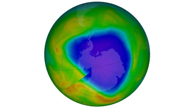 La capa de ozono se está recuperando. En esta foto del 4 de noviembre, los colores púrpura y azul son donde hay menos ozono, y los amarillos y rojos son donde hay más ozono. NASA