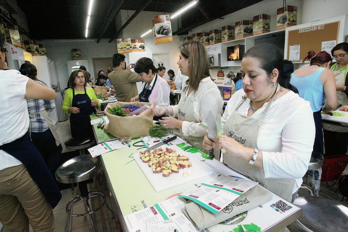 Asistentes al taller de platillos preparados con variedad de papas, en la zona 10. (Foto Prensa Libre: Brenda Martínez)