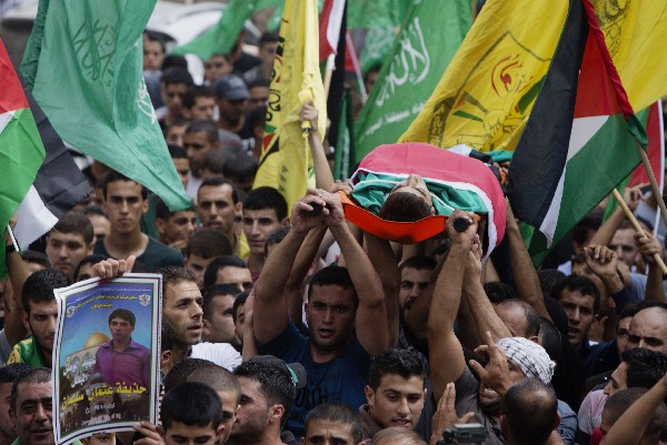 <span class="hps">Palestinos</span> <span class="hps">llevan</span> <span class="hps">el cuerpo de</span> <span class="hps">Huthaifa</span> <span class="hps">Suleiman</span><span class="hps">,</span> <span class="hps">durante</span> <span class="hps">su funeral</span> <span class="hps">en</span> <span class="hps">Tulkarem</span><span>, Cisjordania.(Foto Prensa Libre:AP)</span>