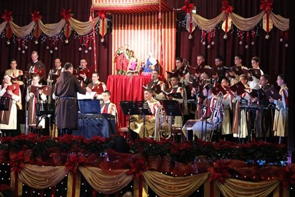 Cerca de 60 intgergrantes de los Heraldos participaron en el concierto navideño de 2014. (Foto Prensa Libre: Cortesía Paulo Raquec)