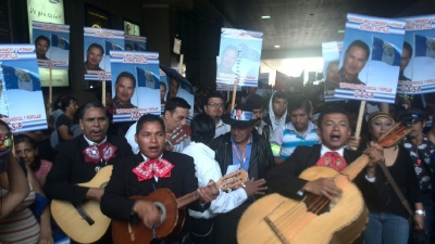 Decenas de  simpatizantes esperan el arribo del expresidente Alfonso Portillo en la terminal áerea. (Foto Prensa Libre: Erick Ávila)