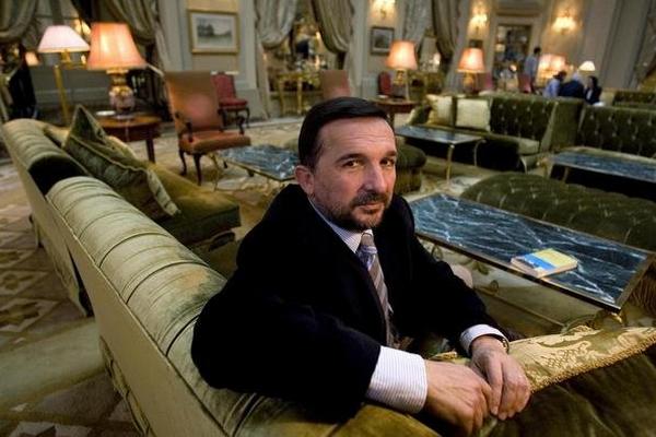 <h2>Sergio Vila-Sanjuán, fotografiado en un salón del hotel Palace de Barcelona. Fotografía: www.lavanguardia.com.</h2>