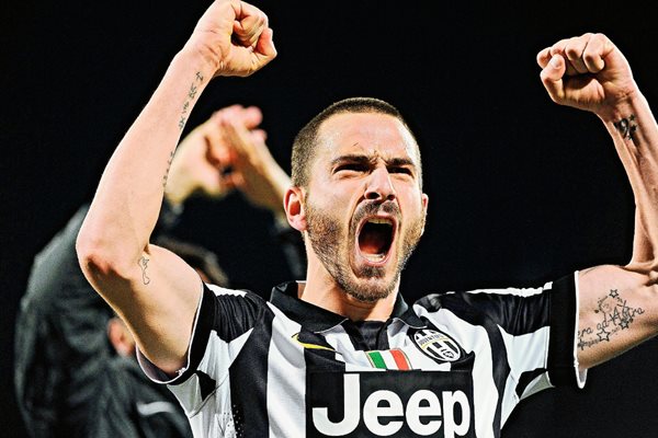 El jugador de Juventus Leonardo Bonucci celebra después de anotar el tercer gol de su equipo ante la Fiorentina. (Foto Prensa Libre: EFE)