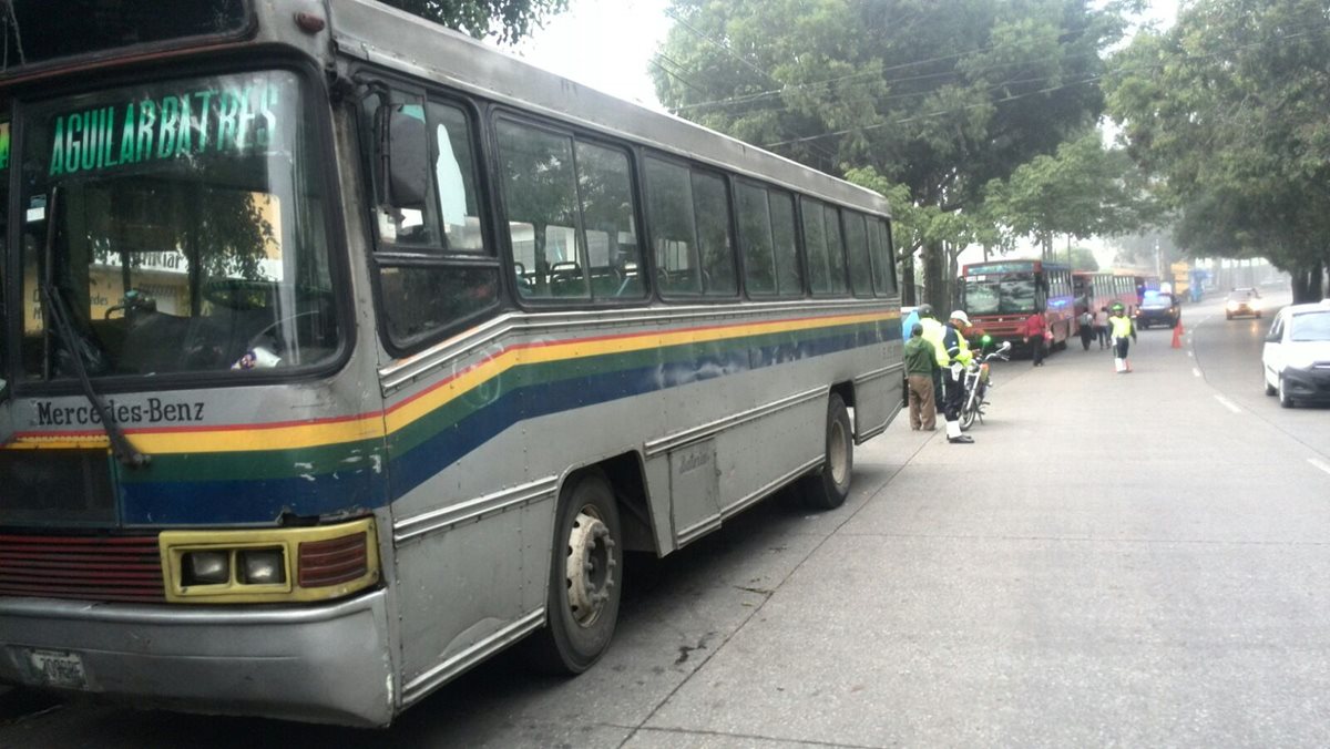 Cinco autobuses de la ruta 203 fueron atacados a balazos en el bulevar la Pedrera zona 6. (Foto Prensa Libre: É. Ávila)