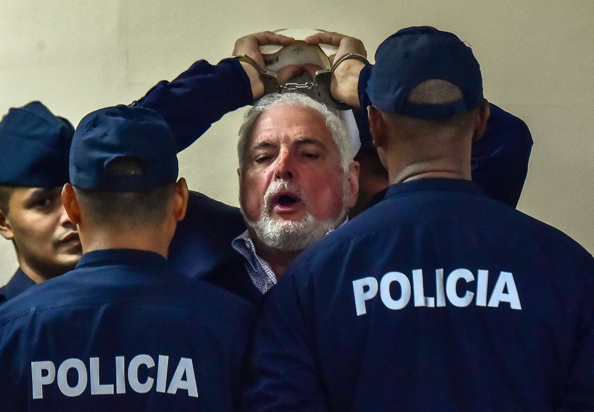 Martinelli enfrenta a la justicia en Panamá; grita a la Prensa que sus derechos han sido violados, durante una audiencia. Sus hijos serán conducidos este miércoles a una corte de EE. UU. (Foto Prensa Libre: AFP)