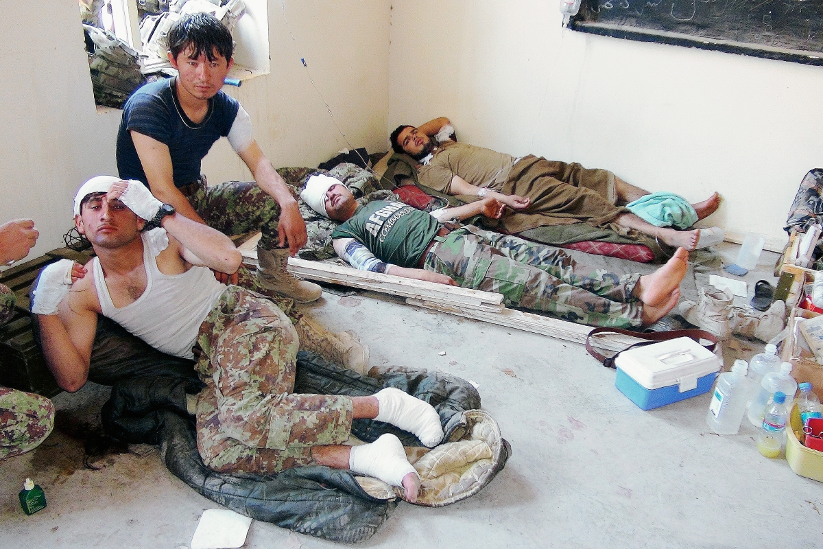 Soldados afganos heridos por ataque un bombardero de EEUU en Baraki Barak , Logarl, Afganistán.(Foto Prensa Libre:AP).