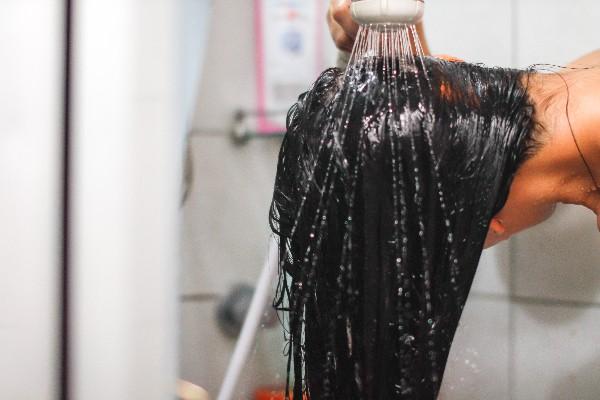 el método  no-poo consiste en lavar el cabello con bicarbonato de sodio, vinagre de manzana y agua.