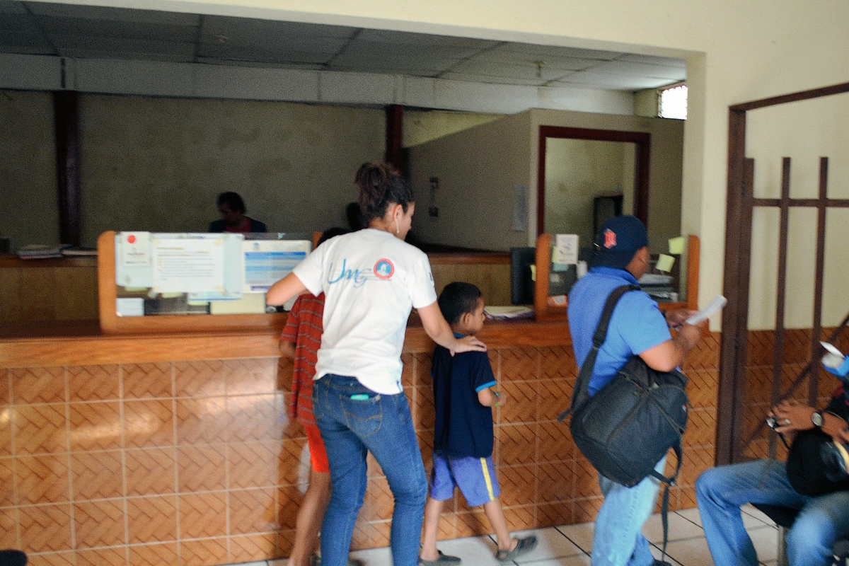 Autoridades de la PGN resguardan a dos de los tres menores rescatados en Retalhuleu. (Foto Prensa Libre: Jorge Tizol)
