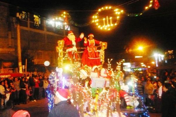 Santa Claus y su esposa participaron en el desfile navideño, en San Marcos.