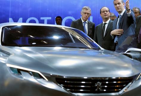 El presidente francés, François Hollande (segundo a la  izquierda), y directores de  Peugeot. La compañía dijo que venderá autos que consuman dos litros de combustible por cada cien. (Foto Prensa Libre: AP)