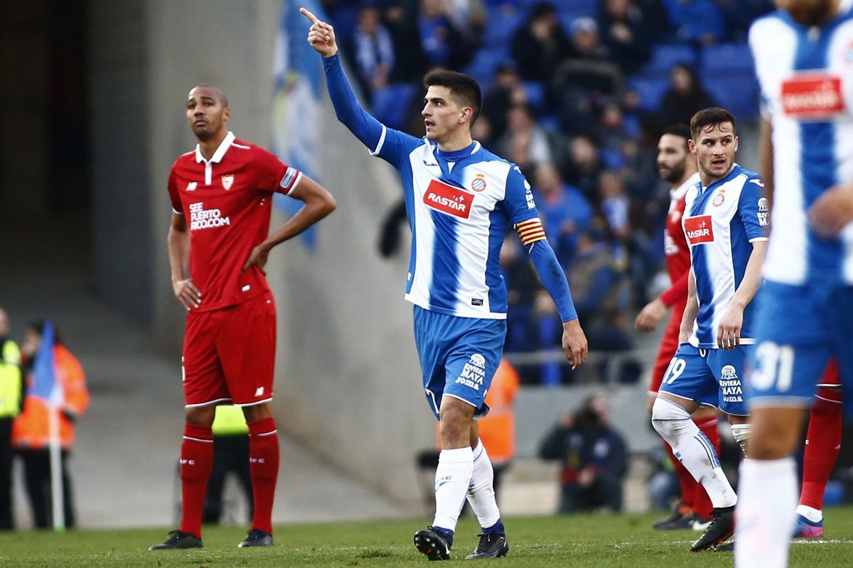 El delantero del Espanyol Gerard Moreno (c) muestra su alegría tras marcar el tercer gol del equipo. (Foto Prensa Libre: EFE)
