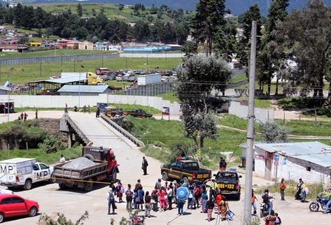 En la Granja Penal Cantel, Quetzaltenango, han ocurrido varios incidentes este año, desde riñas entre reos hasta un ataque en el camino de ingreso, el cual se cobró dos vidas. (Foto Prensa Libre: Carlos Ventura)