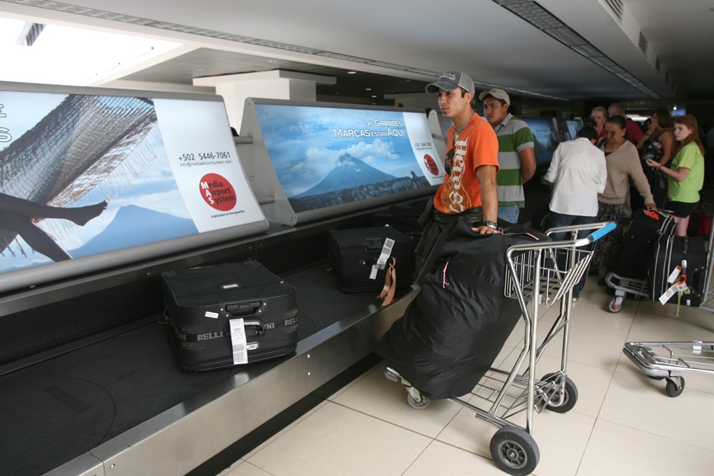 Empresa que instaló banda de equipaje está denunciada por no dar US$260 mil en repuestos. (Foto Prensa Libre: Hemeroteca PL)