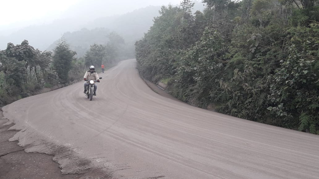 Cuerpos de socorro y la Coordinadora Nacional para la Reducción de Desastres, CONRED, piden a la población que tome sus precauciones al trasladarse por los caminos cubiertos con ceniza volcánica.