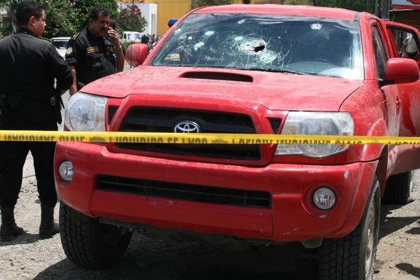 Imagen de un vehículo perforado por armas de fuego durante un incidente violento en Cobán en agosto de 2008. (Foto: Archivo)<br _mce_bogus="1"/>