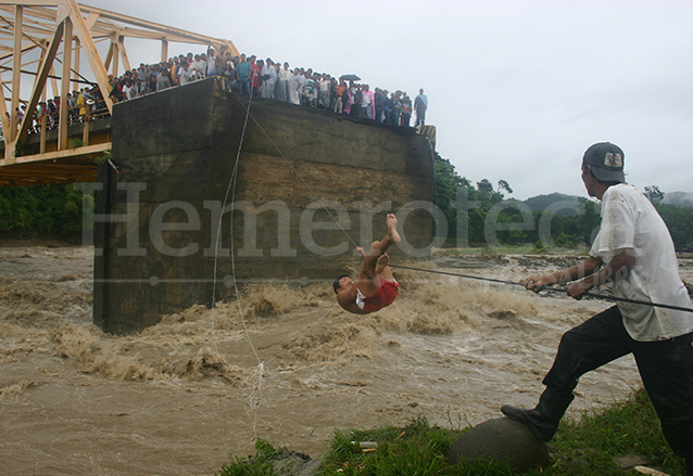 El puente Nahualate en Suchitepéquez fue destruido por las fuertes lluvias, las personas ponían en peligro sus vidas para trasladarse a sus viviendas. (Foto: Hemeroteca PL)
