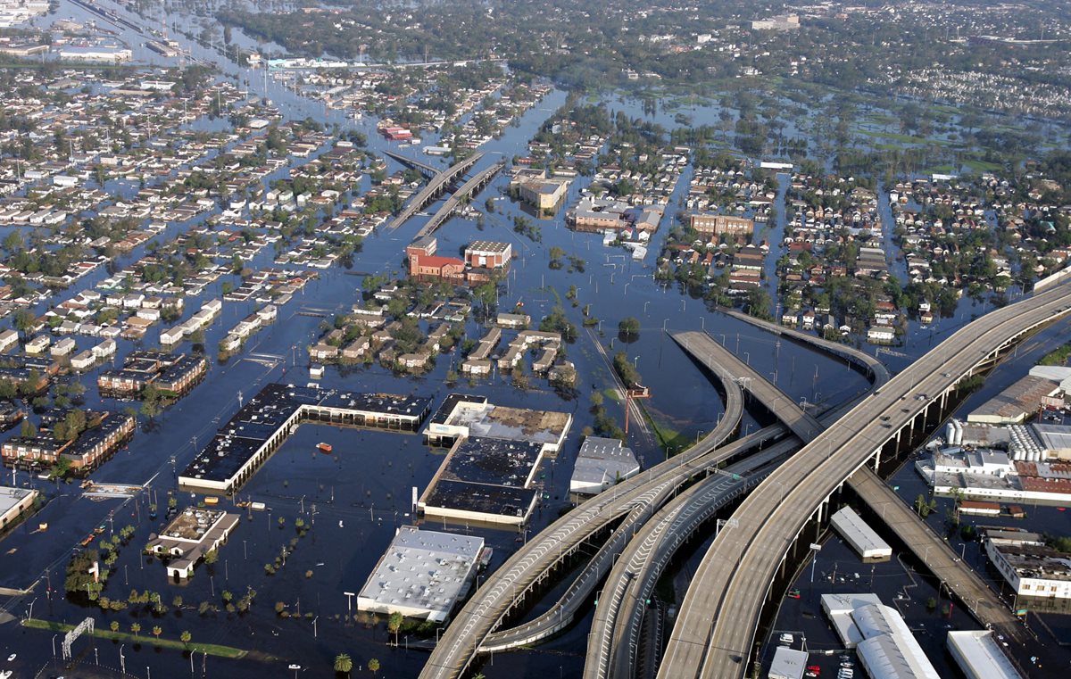 Vista aérea del centro de Nueva Orleáns inundado tras el paso del huracán Katrina el 30 de agosto de 2005. (Foto: AP)