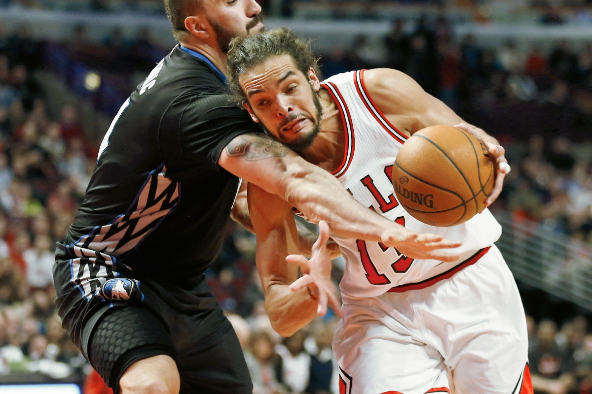 Joakim Noah (Bulls) avanza junto a Nikola Pekovic (T-Wolves) durante el partido. (Foto Prensa Libre: EFE).