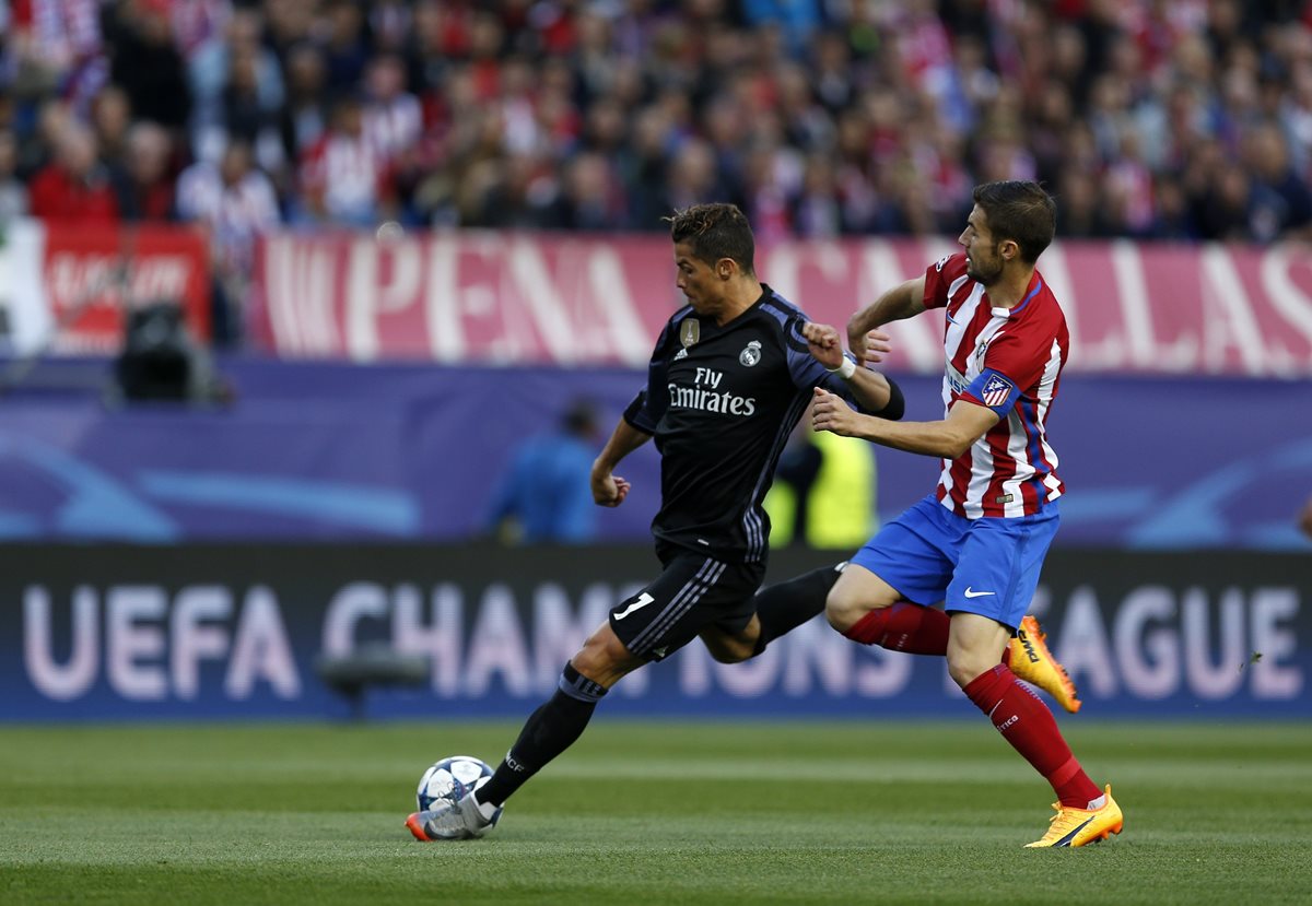 Gabriel Fernandez intenta cubrir el disparo del portugués Cristiano Ronaldo.