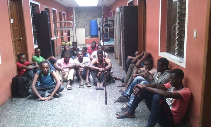 Los migrantes africanos son resguardados por la PNC mientras son puestos a disposición de autoridades de Migración. (Foto Prensa Libre: PNC)