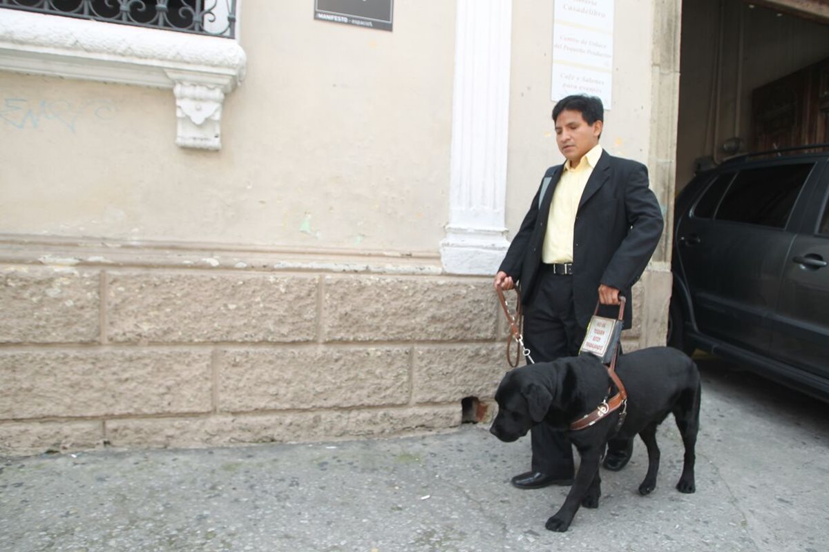 William Zapeta es un no vidente que se apoya en Nor, su perro lazarillo. (Foto Prensa Libre: Óscar Rivas)