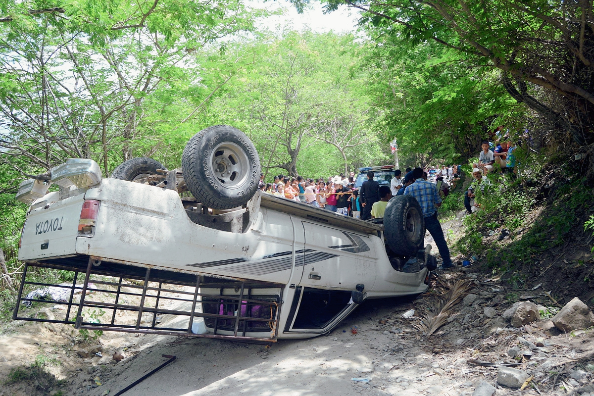 Vecinos y autoridades observan cómo quedó el picop donde viajaban varias personas, en la cabecera departamental de Zacapa. (Foto Prensa Libre: Víctor Gómez)