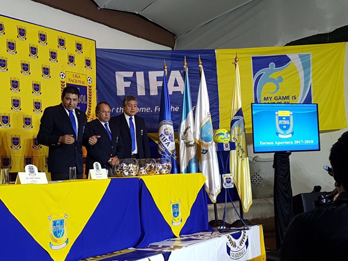 Los miembros del Comité Ejecutivo de la Liga Nacional, realizaron el sorteo del Clausura 2018. (Foto Prensa Libre: cortesía CSD Municipal)