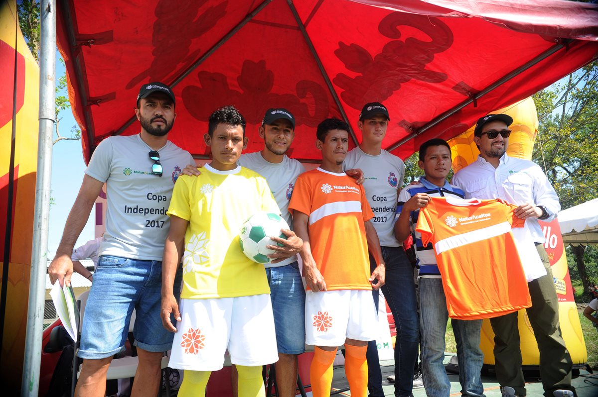 Los jugadores de Municipal: Kamiani Félix, Cristián Jiménez y Nicholas Hagen compartieron con los equipos finalistas de la Copa Independencia de Naturaceites. (Foto Prensa Libre: Edwin Fajardo)