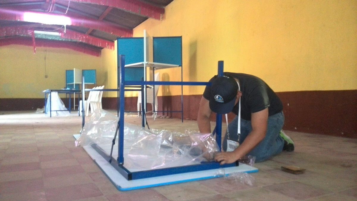 Este sábado se finaliza la preparación de los centros de votación que serán utilizados en las elecciones del próximo domingo. (Foto Prensa Libre: Óscar Felipe Q)