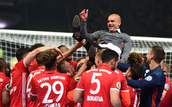 Pep Guardiola fue cargado en hombros después de conquistar la Copa de Alemania con el Bayern Munich. (Foto Prensa Libre: AFP)