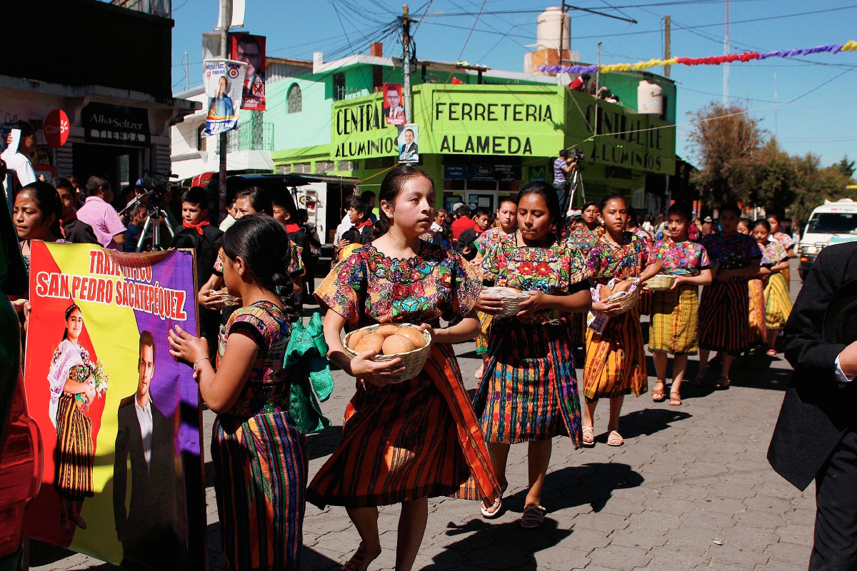 Estudiantes participan en la inauguración de la feria de San Pedro Sacatepéquez, San Marcos. (Foto Prensa Libre: Aroldo Marroquín)
