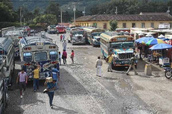 Pilotos de buses que cubren la ruta entre la capital y Antigua Guatemala exigen más seguridad. (Foto Prensa Libre: ARCHIVO).