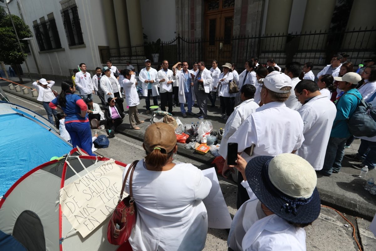 La lucha de los facultativos por dignificación salarial comenzó el pasado 25 de julio. (Foto Prensa Libre: Óscar Rivas)