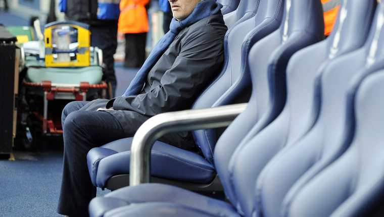 El técnico portugués José Mourinho le deseó buena suerte y éxitos a Gary Neville en el Valencia. (Foto Prensa Libre: EFE)