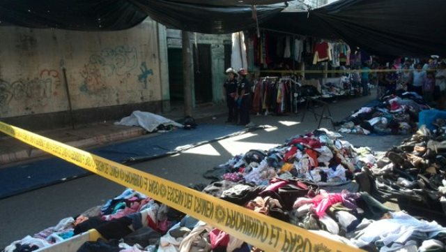 Las autoridades acordonan el área donde quedó tendido el cadáver de Chinchilla. (Foto Prensa Libre: Erick Ávila)