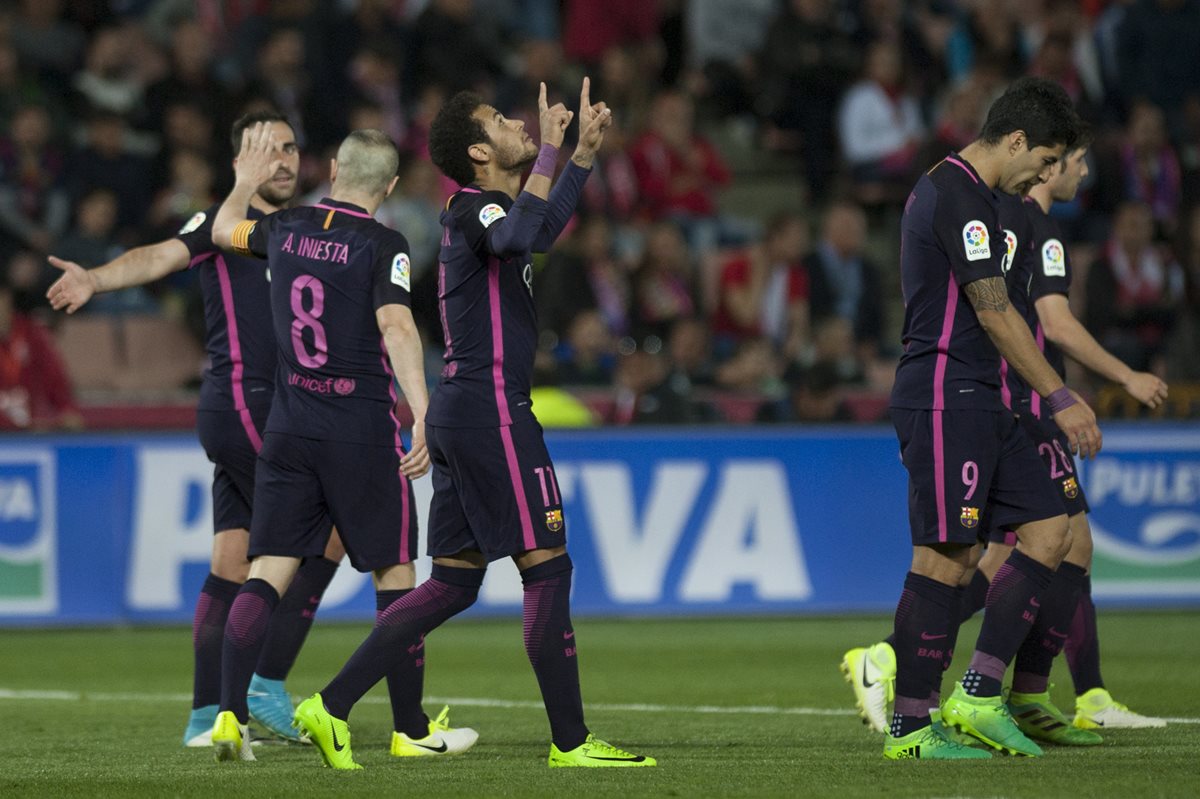 El brasileño Neymar anotó contra el Granada su gol número cien con la camiseta del FC Barcelona. (Foto Prensa Libre: AFP).