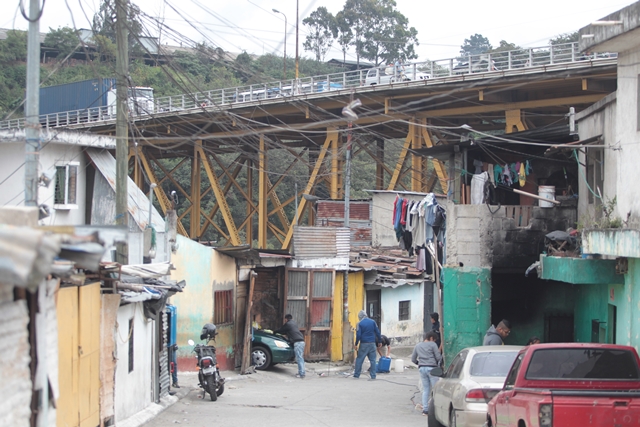 Una de las dificultades que las empresas señalan para la reparación del puente Belice es la población asentada debajo de la estructura. (Foto Prensa Libre: Érick Ávila)