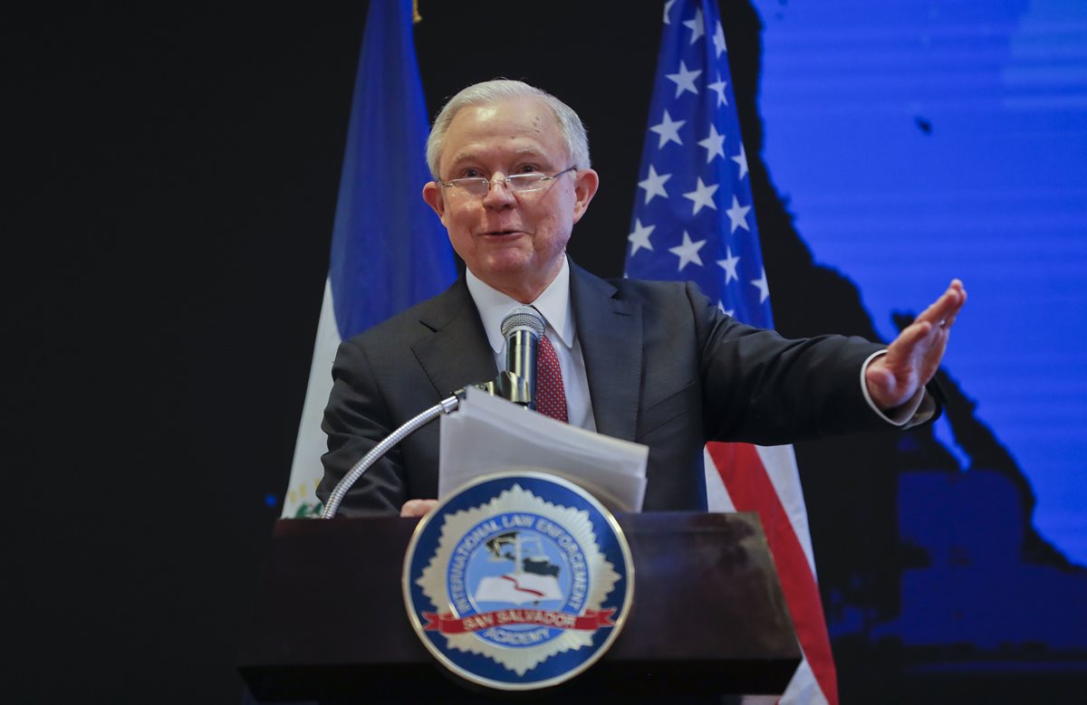 Jeff Sessions está reprimiendo las llamadas ciudades santuario, amenazando con mantener los recursos federales. (Foto Prensa Libre: AP).