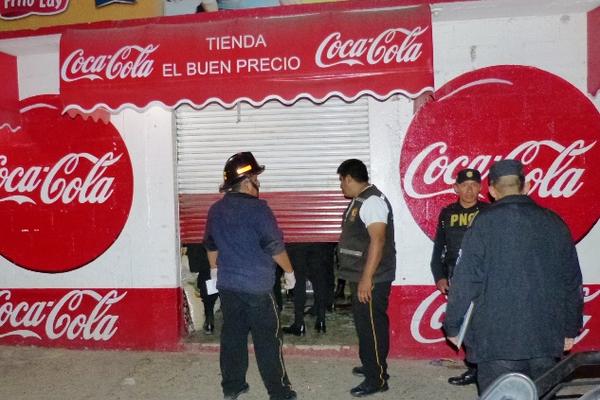 Autoridades examinan escena del crimen, en tienda de El Progreso, donde Kevin López Pérez, de 20 años, perdió la vida. (Foto Prensa Libre: Héctor Contreras)