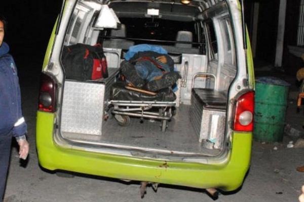 Cuerpo de Edy Alexander Arriaga, quien murió después de haber sido baleado, en San Lucas Sacatepéquez. (Foto Prensa Libre: Miguel López)
