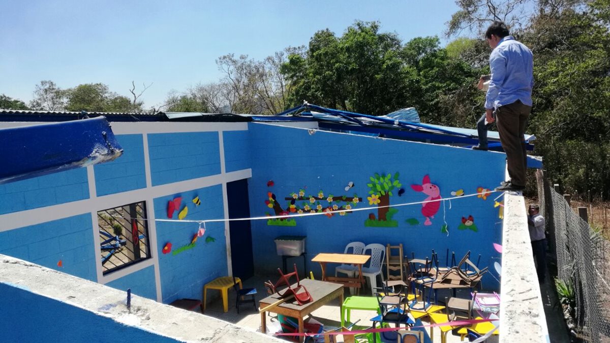Un vecino observa el estado en el que quedó la escuela de párvulos de la aldea Estanzuela, Nueva Santa Rosa. (Foto Prensa Libre: Cortesía)