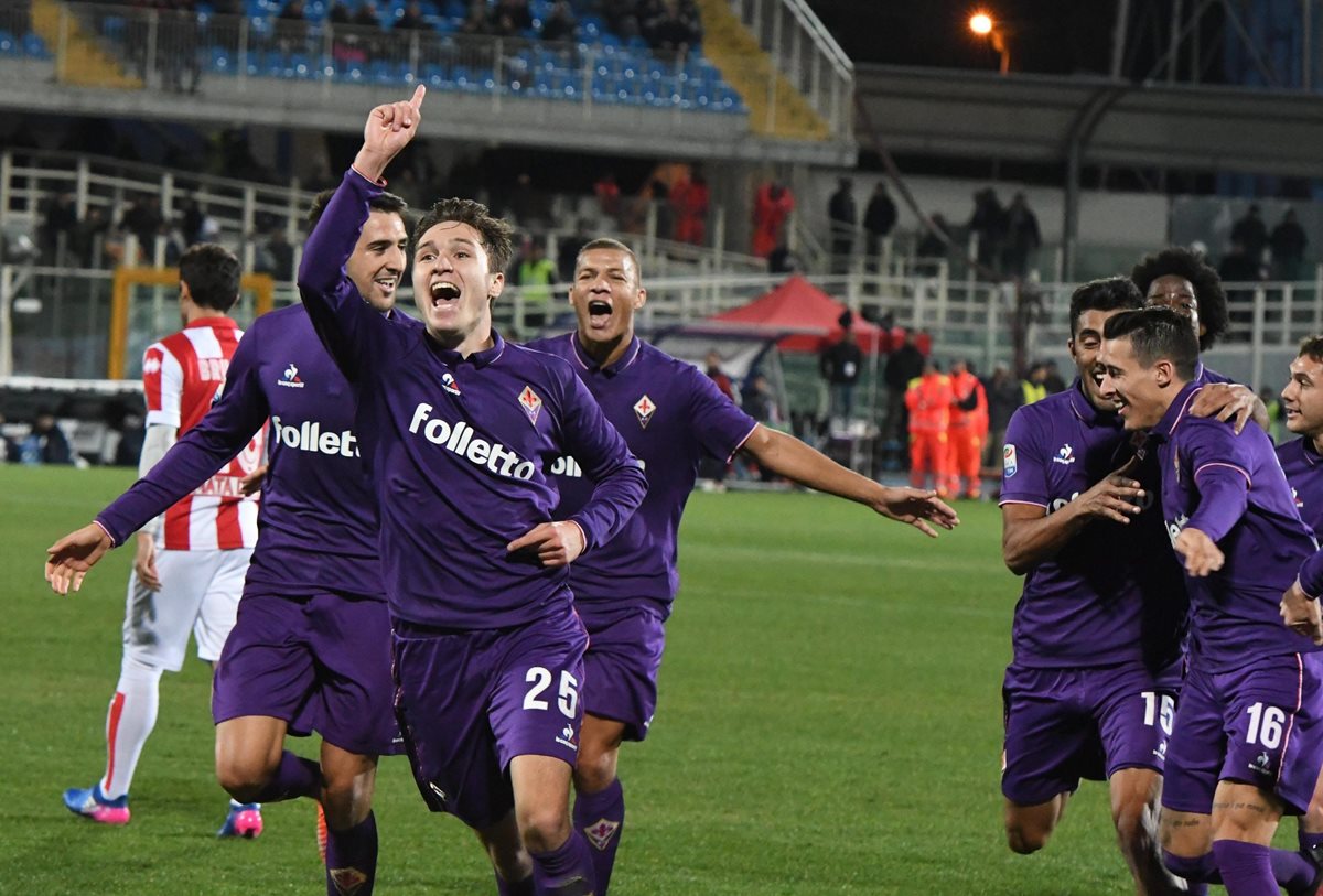 Así festejaron los jugadores de la Fiorentina la remontada contra Pescara. (Foto Prensa Libre: EFE)