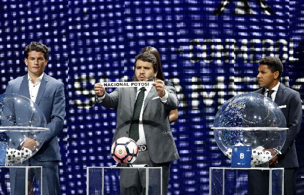 El director de Competiciones de la Conmebol, Hugo Figueredo (c), muestra el papel del equipo Nacional Potosí durante el sorteo de la Copa Sudamericana. (Foto Prensa Libre: EFE).